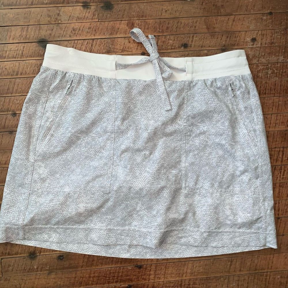 Athleta Chelsea printed cargo cream athletic Golfcore 14 skort